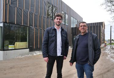 Simon et Didier Trovalet, devant le nouveau siège social, en construction à l'entrée de Saint-Augustin des Bois. L'entreprise investit 2 millions d'euros dans sa réorganisation interne.