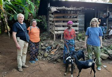 Les 600 chèvres données par Afdi aux femmes de Sofegari les ont rendues financièrement autonomes et respectées. En juin dernier, la délégation d'Afdi Pays de la Loire avec l'une des éleveuses et son cheptel.