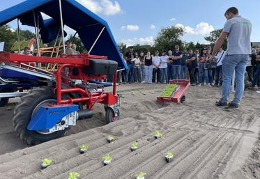 La soixantaine de participants ont découvert plusieurs outils dont la glider 500 de Terrateck, la planteuse Hortech de AMDS et l'EZY-plant.