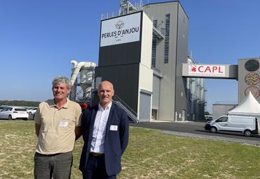 Christian Blet, président de la CAPL et Jérôme Lemasson directeur général de l'UAPL, devant la nouvelle usine Perles d'Anjou à Longué-Jumelles. Environ 7 500 tonnes, toutes cultivées par les adhérents de la coopérative, seront réceptionnées pour cette première campagne.