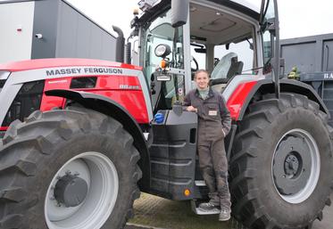 Sur le nouveau tracteur 8S avec son caisson destinés à l'unité de méthanisation de Baugé-en-Anjou.