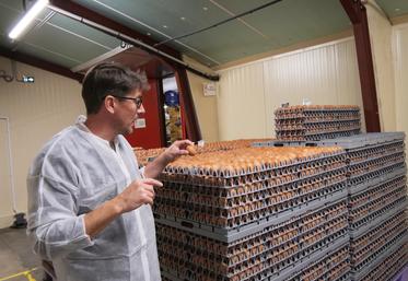 Bertrand Ripoche, dirigeant de L'œuf des deux moulins. L'atelier de calibrage est très robotisé et l'entreprise produit 25 % à 30 % de son électricité grâce à des trackeurs photovoltaïques.