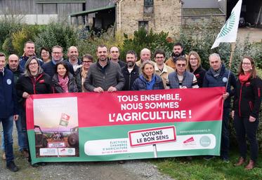 Les membres de la liste JA-FDSEA pour les élections Chambre d'agriculture, lundi 16 décembre, sur l'exploitation de Dominique Lebrun à Etriché.