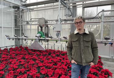 Julien Devienne, directeur d'exploitation du lycée agricole Le Fresne, devant l'aspirateur à ravageurs en test dans une serre horticole.