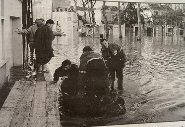 À Angers, le quartier Ney était inaccessible (photo), obligeant  notamment les salariés de la Chambre d'agriculture à être transportés dans des barques.