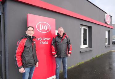 Olivier Oudayer, ancien directeur, et Pierre Siou, nouveau directeur général du Lely Center de Cholet, au sein du groupe Océalia.