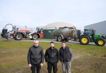 Anthony Germond, trésorier de la Cuma Biolys ; Alexis Leroy, salarié, et Jérémy Boutin, devant le matériel de la Cuma, l'automoteur d'épandage Holmer et la tonne.