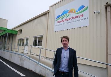 Augustin Ringô, le nouveau directeur général de la Rosée des Champs, devant le siège de la coopérative à Doué-en-Anjou.