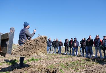 Paul Rhéty, de l'organisme de formation en agronomie et agroécologie Icosystème, a conseillé les participants pour retrouver une fertilité naturelle dans leurs sols.