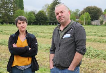 L'agriculteur Jean-Michel Diard et Marie-Line Faure, conseillère de la Chambre d'agriculture, dans une parcelle de Cive d'hiver tout juste fauchée.