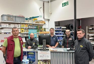 L'équipe pro du magasin LaMaison.fr de Baugé-en-Anjou, avec (de gauche à droite) Eric Henry, Julien Deroualle, Benjamin Rabot, Thomas Baligand et Sébastien Papiau.