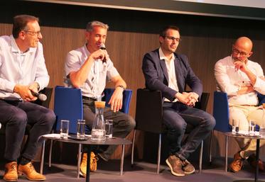 Pierre-Antoine Maret, responsable groupes et pôle agro-environnement chez Seenovia ; Raphaël Côme, agriculteur mayennais membre d'un groupe, Sébastien Heurbize, secrétaire de l'OP APBO ; Frédéric Tattevin, responsable du pôle Tech-Eco chez Seenovia.