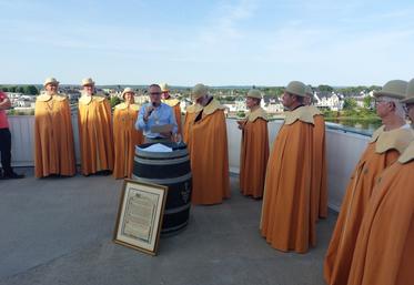 Les membres de l'Académie des maîtres du Melon du Haut Poitou ont intronisé 3 nouveaux membres dont le maire de Saumur, Jackie Goulet, qui devient ainsi ambassadeur de l'IGP.