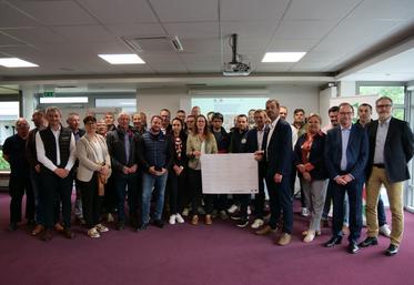 Les représentants des organisations engagées ont apposé leur signature jeudi midi. "La liste n'est pas figée : nous irons vers les autres", annonce Denis Laizé.