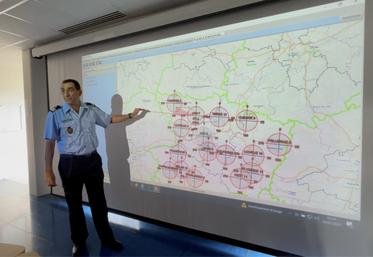 Le Lieutenant Colonel François Maisonneuve, référent départemental feux de forêt, devant la carte des points hauts de surveillance en Maine-et-Loire.