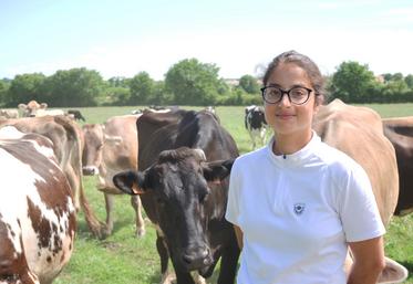 Flavie Brin parmi le troupeau de vaches laitières, où des croisements sont pratiqués entre les races prim'holstein, rouge norvégienne, simmental et fleckvieh austria. "Je crois que je me serais ennuyée avec un troupeau d'une seule couleur", plaisante la jeune éleveuse. 