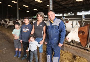 Emilie et Mickaël Graveleau, associés de l'EARL du Grand Cormier, et leurs enfants Nathan, Valentin et Justine. "J'ai été agent de remplacement quelques années avant de m'installer, explique Mickaël, et je me suis toujours dit que je ferais appel moi aussi plus tard au SR".