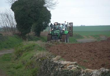 L'arrêté concerne l'ensemble des agriculteurs irrigants ou non, produisant ou non des solanacées, puisque l'article 4 de l'arrêté prévoit le nettoyage de la terre adhérant au matériel agricole après chaque sortie de parcelle irriguée par l'eau du Loir dans la zone contaminée.