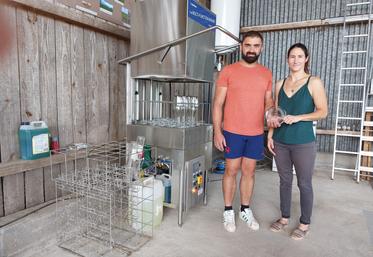 Julien et Audrey Hamelin ont investi dans une laveuse pour laver et réutiliser leurs bouteilles.