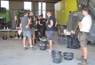 Mercredi 6 août, sous le hangar de la Cuma de la Florenchère, à La Boutouchère.
