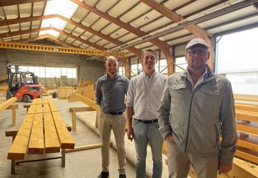 De gauche à droite : Anthony Jarry et Alexandre Gallard, technico-commerciaux et Marc Moreau, dirigeant de l'entreprise Georges Moreau. 
