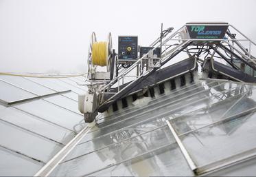 Le lavage mécanique des serres Avec le blanchiment et le déblanchiment, Traita Service s'est spécialisé dans cette activité qui contribue à maintenir les équipements en bon état.