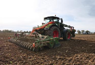 Le semoir de la Cuma des éleveurs du Tremblay était en action jeudi 13 novembre, sur l'exploitation de Yannick Gohier. L'éleveur utilise des semences de ferme pour la féverole d'hiver.