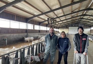 Nicolas, Blandine et Thibaut Augereau dans la chèvrerie construite en 2021.