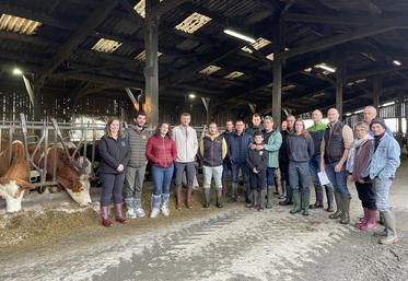 Une vingtaine de personnes ont visité l'exploitation de Mathieu Cadeau.