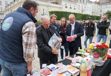 Le 26 septembre 2025, l'ancien préfet de Maine-et-Loire, Philippe Chopin, découvrait le « banquet de la honte » dressé par la FDSEA et les JA devant ses grilles.
