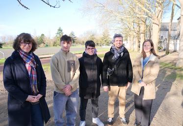 Mélissa Trouillard, formatrice en ESC, Lino Brunet et Sacha Guesneau, apprentis en Bac professionnel Aménagement paysager, Guillaume Lebrun, enseignant en ESC, et Chloé Jollivet, responsable des filières professionnelles. L'organisation du festival implique 130 jeunes, de 6 classes. 