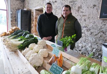 Jérémy Papin, ancien salarié dans l'aviculture, et Pierre Defois, ancien salarié horticole, sont associés au sein de la SARL Les artisans du potager.