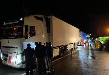 Des contrôles des camions ont été effectués mercredi soir au rond-point de la Renaissance à Segré, à l'initiative des la FDSEA et des JA.