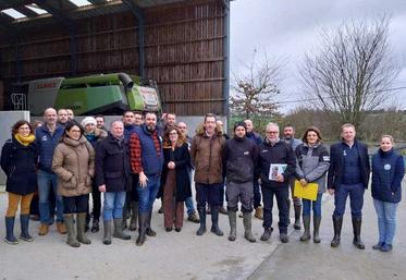 Les représentants de la FRSEA Pays de la Loire et des Jeunes Agriculteurs ont rencontré le préfet de Région le 26 janvier, à l'occasion d'une visite de l'EARL de la Touche, à Longuenée-en-Anjou, pour aborder la question sensible du classement des zones humides. 