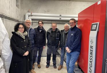 Sylvie Dieterlen, Denis Asseray, Florent Villepellé et Pierre Uzureau ont visité le local technique abritant la chaudière bois du réseau de chaleur de l'Ehpad.