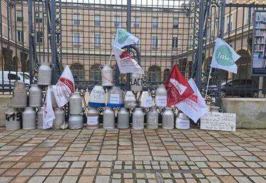 Les agriculteurs présents ont érigé un « Mur du mépris » à l'aide de bidons à lait devant les grilles de la Préfecture.