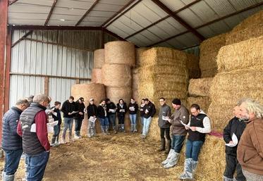 Une trentaine de personnes a visité l'élevage de Gilles Onillon. L'éleveur a présenté Roxane et deux de ses filles ainsi que Gentille, la meilleure laitière du troupeau.