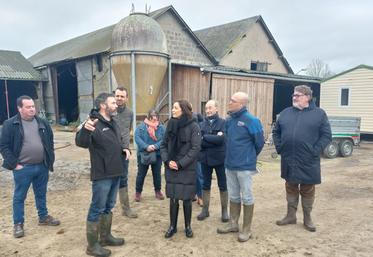 Florence Dabin s'est rendue le 27 février sur l'exploitation de Matthieu Gelineau et Tony Gandon à Cantenay Epinard pour échanger avec les agriculteurs sur les suites de la crue.