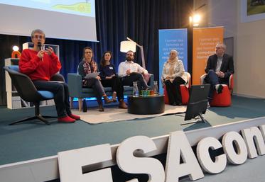 Bertille Thareau a animé la table ronde qui réunissait Léa Sénégas, Éléonore Schnebelin, Stéphane Chapuis, Maha Ben Jaballah et Jean-Luc Matin.
