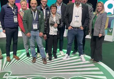 La délégation du Maine-et-Loire au 80e Congrès de la FNSEA à Caen. Arnaud Rousseau (en haut à droite) et le Conseil d'administration FNSEA renouvelé (en-dessous).