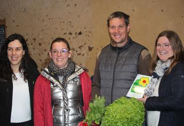 De g. à d. : Céline Bonnier, animatrice du réseau Bienvenue à la Ferme ; Ophélie Pelletier (Distillerie Pelletier, La Chapelle Huon), membre du réseau qui a remis la plaque officielle ; Julien et Aurélie Rousseau.