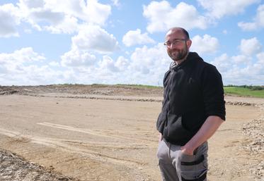 Le terrassement pour le nouveau bâtiment est en cours sur l'exploitation de Matthias Ménard.