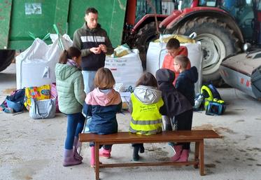 Les élèves de primaire de l'école du Jardin extraordinaire ont été accueillis lundi matin au Gaec de la Trezenne à Saint Rémy-en-Mauges.