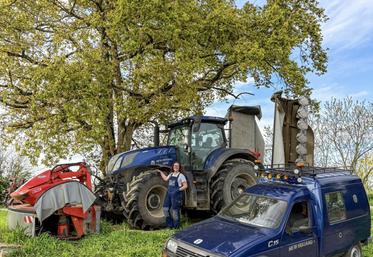 Fanny Sieffert a peint son C15 aux couleurs de sa marque de tracteur préférée. 