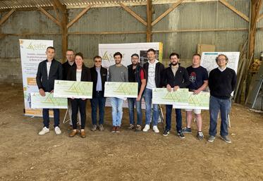 Adrien Seguin, Ophélie Normand, Clément Tharreau, Jérémy Billard, Cyrille et Simon Berthet ont reçu leur chèque Safir*, dispositif qui prévoit la prise en charge d'une partie des frais notariés payés par les jeunes ayant acheté, par l'intermédiaire de la Safer, une propriété agricole dans le cadre de leur installation aidée.