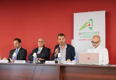 La session du 4 juin s'est déroulée au SDIS (Centre départemental d'incendie et de secours) à Beaucouzé. Avec, de gauche à droite, Pierre-Julien Eymard, DDT, François Pesneau, préfet de Maine-et-Loire, Denis Laizé, président de la Chambre d'agriculture, et Stéphane Boireau, directeur régional Territoires, délégué consulaire 49.