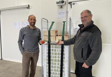 Antoine Rondeau, conseiller territorial alimentation à la Chambre d'agriculture Pays de la Loire et Christophe Daudin, directeur de la plateforme. En haut à droite, l'équipe de la plateforme et en bas, une vue sur les chambres froides. 