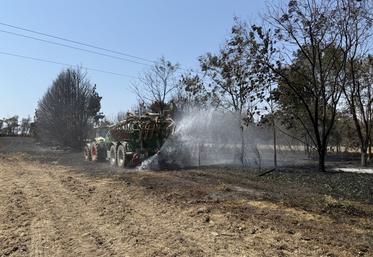 Lundi 13 juillet, alors que le feu était maîtrisé, une quinzaine d'agriculteurs sont à nouveau passés avec des tonnes à eau en bordure de routes et de haies.