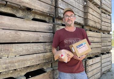 David, Barou, associé du Verger du Pré Ferron à Chemillé en Anjou (Melay), et son bib de purée de pommes. 