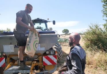 Anthony Perrault est venu avec son semoir rapide implanter un couvert fourrager chez  Raphaël Orhon, agriculteur à La Cornuaille. 